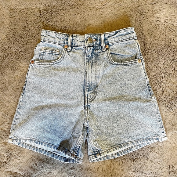 (SOLD) ZARA Light Wash Blue High-Wasted Mom Fit Short US 2/34 - Picture 3 of 8